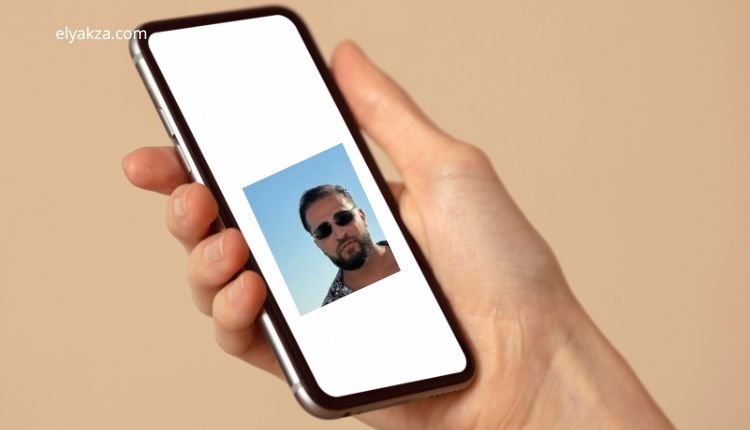 صورة بها هاتف في يد شخص وعلى الهاتف صورة السوري أنطونيو سليمان ضمن الحديث عن افلام سكس أنطونيو سليمان 2025