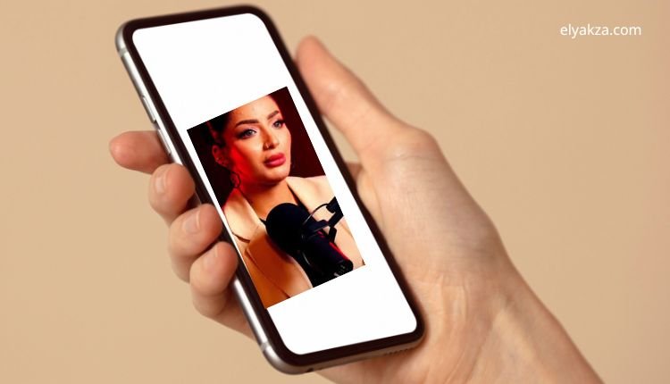 صورة بها يد تمسك هاتف عليه صورة الفتاة باربي الرمثا الأردنية ضمن الحديث عن باربي الرمثا xnxx