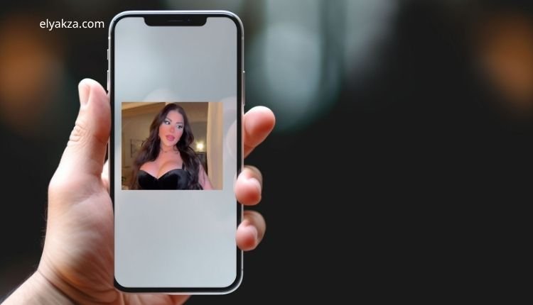 صورة بها هاتف عليه صورة الفتاة ديفا ليلي ضمن الحديث عن ديفا ليلي سكس
