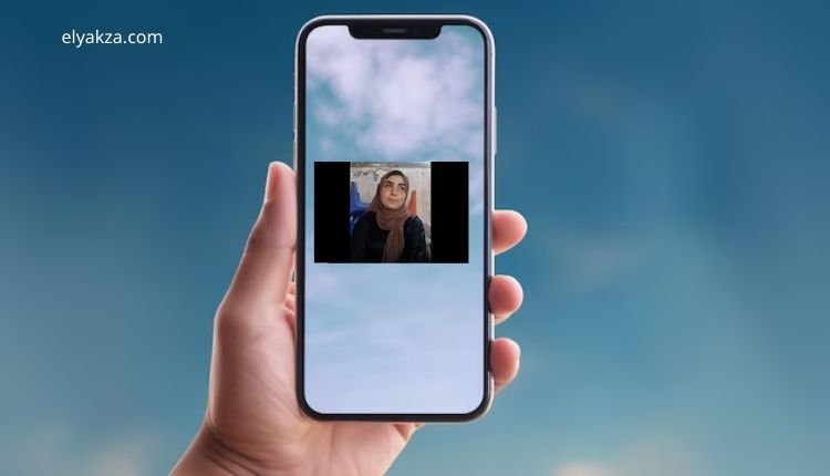 فيديو ماجدة أشرف مع زوجها الجزء الثاني.. مقطع ماجده اشرف الشمال 4 هاتف في يد شخص عليه صورة ماجدة أشرف ضمن الحديث عن سكس ماجده اشرف كامل