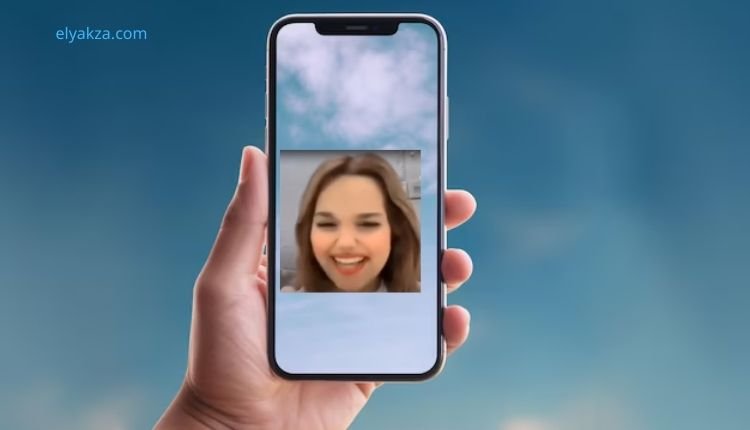 فيديو فضيحة فرح عضله وعبوري 2025 المنتشر حاليا 4 صورة بها يد تمسك هاتف عليه صورة العراقية فرح عضله ضمن الحديث عن فيديو فضيحة فرح عضله كامل