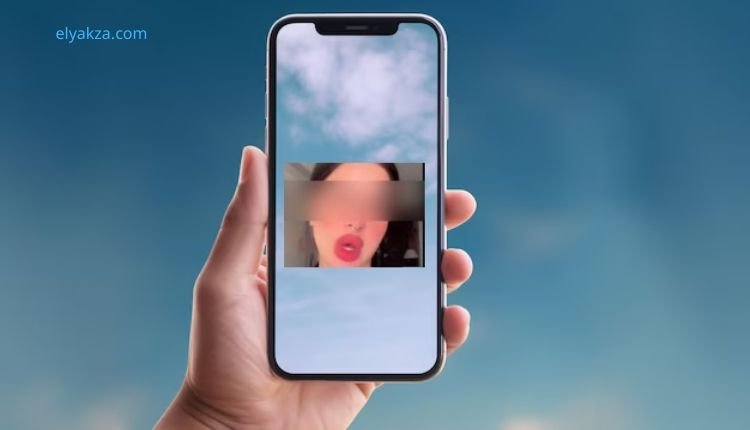 فيديو فضيحة نور تفاحة راقصة الساحل الشمالي الفاضح 4 صورة بها يد تمسك هاتف عليه صورة الراقصة نور تفاحة ضمن الحديث عن فيديو سكس نور تفاحة