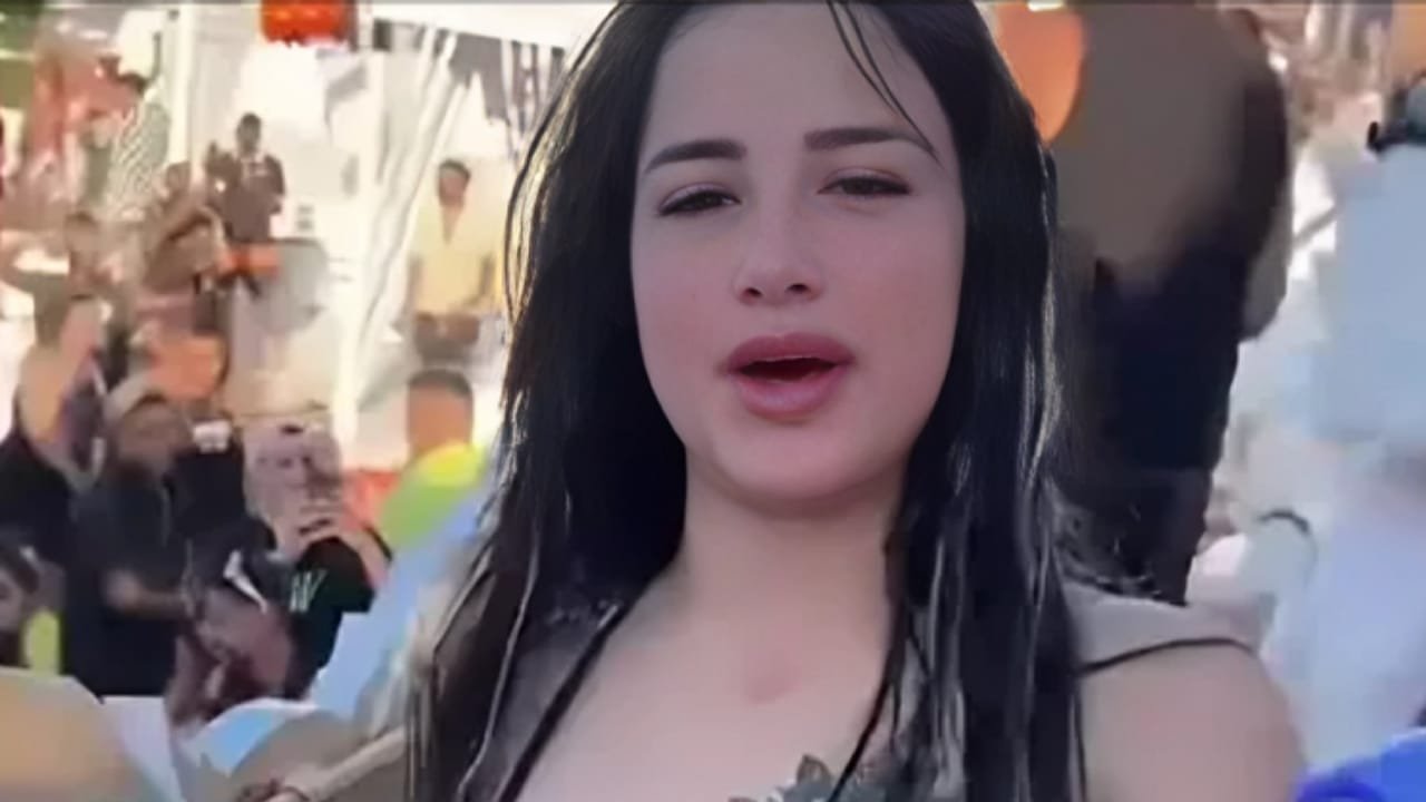 صورة بها الراقصه نور تفاحه ضمن الحديث عن xnxx نور تفاحه كامل 